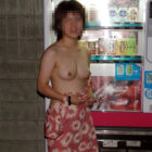 可愛いお姉さんが自販機の前でモロ露出してる画像まとめ[37枚]