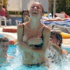 外国のお姉さんが海岸でおっぱいチラしてる画像の破壊力高すぎｗｗｗｗ[26枚]