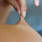 色っぽい美女がツンと乳首をひっぱられちゃう画像[12枚]