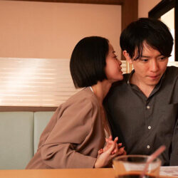 同棲するため物件を内見にきたカップルの彼氏を寝取って生ハメ中出しさせる淫乱巨乳な不動産レディ MINAMO