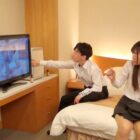 【画像＋動画】 一般男女モニタリングAV 職場の同僚ドッキリ企画 出張先のビジネスホテルで憧れの女先輩と後輩男子が2人っきりでまさかまさかの相部屋宿泊！次々と巻き起こるエッチなハプニングで急接近した同じ職場の男女が会社に内緒の生ハメセックス！翌日の仕事も忘れ没頭のけぞり…2