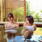 綺麗なワレメの小さい美少女達とイタズラ温泉旅行