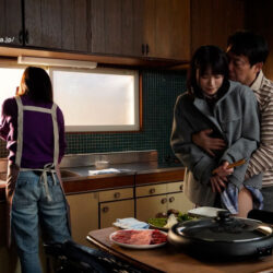 学生時代の電車痴●オヤジが母親と再婚ー。 その日から来る日も来る日も言いなり制服中出しペットにさせられて…。 東條なつ