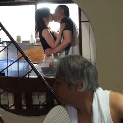 ど田舎の夏はヤルことがなくて隣の巨乳奥さんの誘惑に乗っかり毎日じっとり汗だく交尾 奥田咲